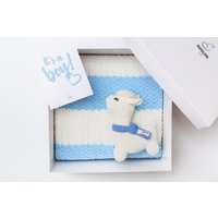 Geschenkkorb-Set Für Neugeborene, Ideen Neugeborene Jungen, Gehäkelte, Weiß-Blaue Lama-Spielzeug-strickdecke Von Opa, Oma 05/12 von MamalamaKids