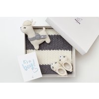 Neugeborenen Geschenkkorb Set Ideen Für Neugeborene Baby Jungen Gehäkelte Graue Lama Spielzeug Strickdecke Häkeln Schühchen Von Opa, Oma 08/12 von MamalamaKids