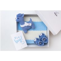 Geschenkkorb-Set Für Neugeborene, Ideen Ein Neugeborenes Baby, Gehäkelte Blaue Lama-Spielzeug-strickdecke, Häkelschuhe Von Opa, Oma 08/12 von MamalamaKids