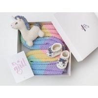 Neugeborenen Geschenkkorb Set Ideen Für Neugeborene Baby Mädchen Häkeln Regenbogen Einhorn Spielzeug Strickdecke Schühchen 17/08 von MamalamaKids