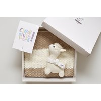 Neugeborenen Geschenkkorb Set Ideen Für Neugeborene Baby Mädchen Oder Jungen Gehäkelte Beige Lama Spielzeug Strickdecke Von Opa, Oma 04/12 von MamalamaKids