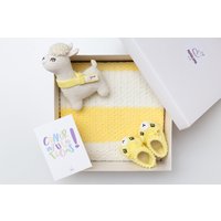 Neugeborenen Geschenkkorb Set Ideen Für Neugeborene Baby Mädchen Oder Jungen Häkeln Gelb Lama Spielzeug Strickdecke Häschen Schühchen 07/12 von MamalamaKids