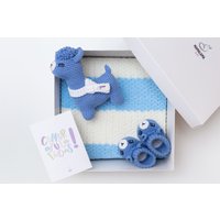 Neugeborenen Geschenkkorb Set Ideen Für Neugeborene Baby Mädchen Oder Jungen Häkeln Weiß Blau Lama Spielzeug Strickdecke Häschen Schühchen 07/12 von MamalamaKids