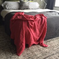 Rosenblüten-Rote Leinen-Überwurf-Decke - 100% Flachs-Naturleinen-Decke Auf Bestellung in Den Usa Wohnzimmer Und Schlafzimmer von MarketLinen