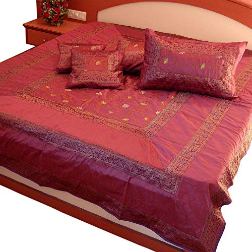 Indische Banarasi Tagesdecke Designer Stickerei Seidenbrokat Arbeit - Reine Seide mit Kissenbezüge (Magenta) von Marusthali