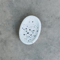 Terrazzo Seifenschale, Schwarz-Weiß Oval Bar Beton Waschbecken Zubehör, Handseifenhalter, Einzigartiges Haus Geschenk Dekor von MaydaStudios