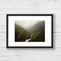 Fotografie Trollstigen Im Nebel | 21x30cm/Fotodruck Wanddeko Norwegen Landschaftsfotografie von MelWenzlPhotography
