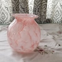Vintage Große Mdina Gesprenkelte Pinky/Peachy Und Weißes Glas Weithals Vase von MetasAtticSpace