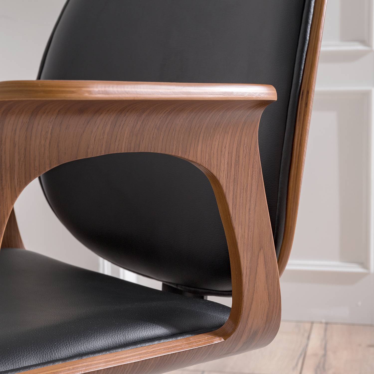 home24 Bürodrehstuhl Kinnula 68 x 91 x 61cm Schwarz/Holz/Schwarz/Walnuss home24 Bürodrehstuhl Kinnula 68 x 91 x 61cm Schwarz/Holz/Schwarz/Walnuss von home24