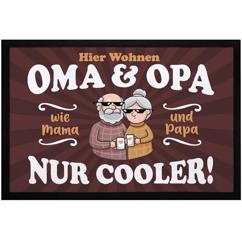 MoonWorks® Fußmatte Geschenk Hier wohnen Oma und Opa Großeltern lustige Geschenkidee Weihnachten rutschfest & waschbar schwarz 1 60x40cm von MoonWorks