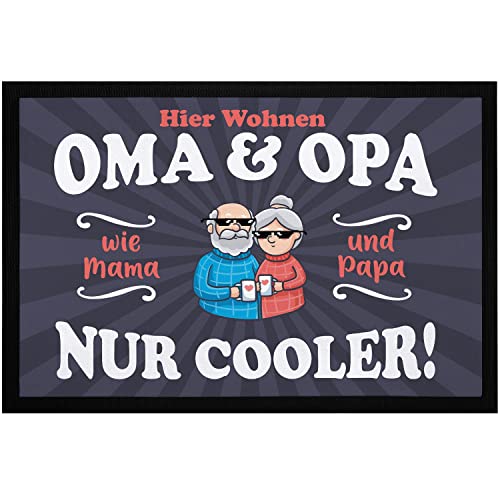 MoonWorks® Fußmatte Geschenk Hier wohnen Oma und Opa Großeltern lustige Geschenkidee Weihnachten rutschfest & waschbar schwarz 60x40cm von MoonWorks