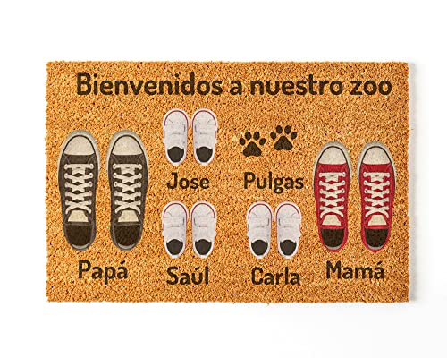 Fußmatte Personalisiert | Gestalte Deine Fußmatte mit deiner ganzen Familie und Haustieren | 70x40cm | Lustige und originelle Fußmatten aus 100% Kokosfaser | Familie von 5 + Haustier von NANNUK Baby creations