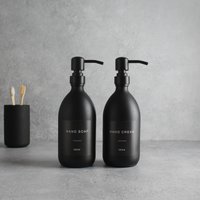 Handseife & Handcreme Matte Schwarze Glasflasche Set Von Zwei - Nachfüllbarer Spender Und Pumpe Mit Schwarzem Wasserfestem Etikett | Umweltfreundlich von NamieHome