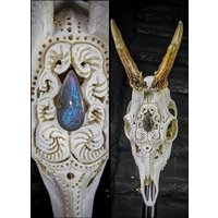 Totenkopf Carving Nicole Bartkowiak |Auf Bestellung Echte Reh Blüte Ornamente Geschenkidee Filigraner Rehbock Cabochon Blau Seltener Labradorit von NicoleBartkowiak