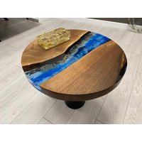 Custom Order Walnuss Durchmesser Rund Blue River Stone Epoxy Tisch-Ocean Tisch- Esstisch - Couchtisch Bürotisch von OliviaEpoxyDesign