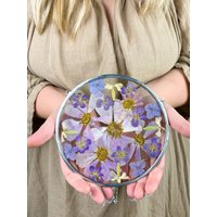 Lila Gepresster Blumenrahmen | Blume Wohnkultur Buntglas Wandbehang Suncatcher Floating Frame Einweihungsgeschenk von OneLittleFlowerArt