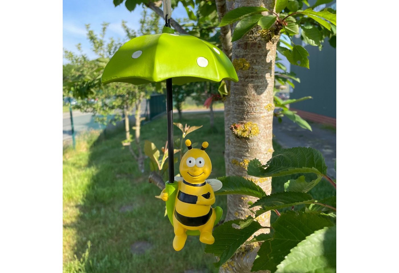 Online-Fuchs Gartenfigur Biene mit Schirm zum Aufhängen im Baum Deko Tierfiguren, Maße ca. 24 x 14 cm, Biene ca 12 cm hoch witterungsbeständig Online-Fuchs Gartenfigur Biene mit Schirm zum Aufhängen im Baum Deko Tierfiguren, Maße ca. 24 x 14 cm, Biene ca 12 cm hoch witterungsbeständig von Online-Fuchs
