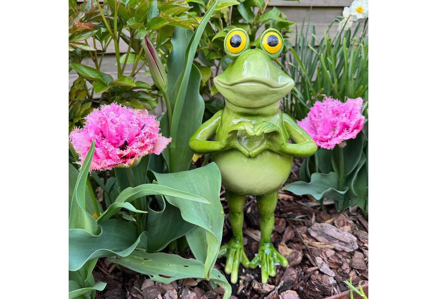 Online-Fuchs Gartenfigur Deko Figuren Frosch mit Herz für draußen, 36 cm groß, Dekoration für den Garten, Balkon und auf der Terrasse Online-Fuchs Gartenfigur Deko Figuren Frosch mit Herz für draußen, 36 cm groß, Dekoration für den Garten, Balkon und auf der Terrasse von Online-Fuchs
