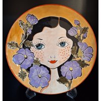 Handgemachter Teller | Blau Gemustertes Vintage Mädchen Mit Blumen von Oumailifetree