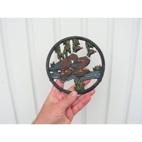 Vintage Einzigartige Metall Untersetzer Von Hand Bemalt Tablett Für Heiße Platten Stand Eisen Stehen Trivet Metallhalter Mit Enten von OutlivedMemories