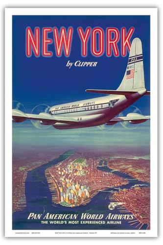 Pacifica Island Art - New York USA mit dem PAN AM Clipper - Boeing 377 über Manhattan Insel - Pan American World Airways - Retro Flugreise Plakat c.1950 - Kunstdruck 31 x 46 cm von Pacifica Island Art