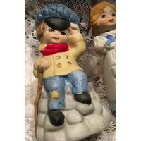 1978 Jasco Dutch Boy Porzellan Weihnachten Merri Bell Auf Steinhaufen Rocks Tipping Hat Christmas Berry Detail von PaigeB8s