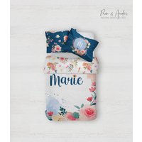 Blumen-Baby-Bettwäsche-Set, Blumenbettwäsche, Marineblaues Blumen-Kinderzimmer, Mädchenbettwäsche-Set, Personalisierte Bettwäsche von PamAndAnder