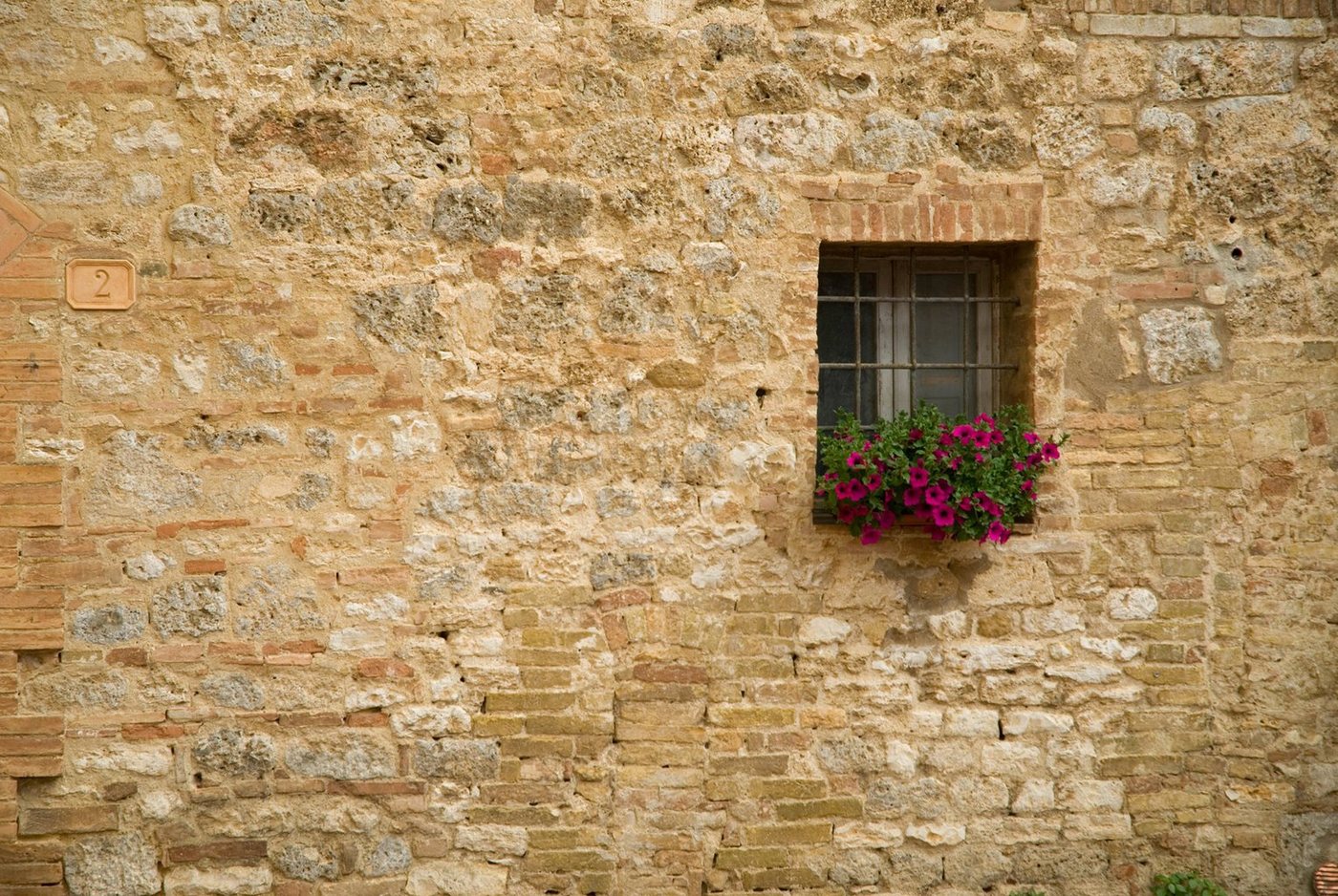 Papermoon Fototapete STEIN-WAND-FENSTER TOSKANA ITALIEN BLUME MAUER ALTSTADT von Papermoon