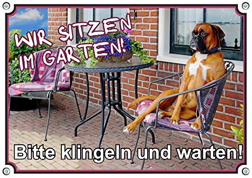 Petsigns Fun Schild - Gartenschild mit Deutschem Boxer - Hund sitzt auf Terrassenstuhl - Wir sitzen im Garten, DIN A5 von Petsigns
