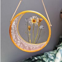 Gepresste Blume Fensterbehang Boho Wand Dekor Mond Blumen in Harz Wandbehang Rahmen Herbarium von PhotoGiftsCrafts