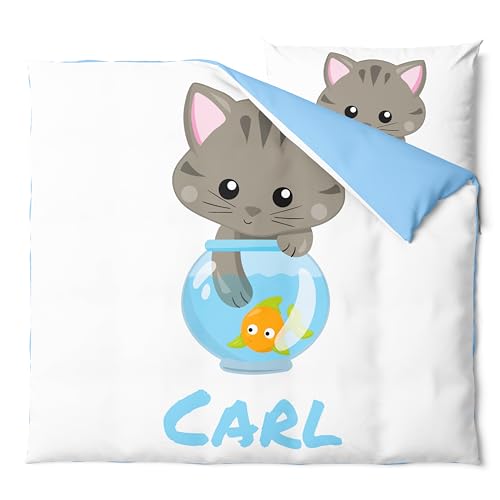 Pictogogo Personalisierte Kinderbettwäsche Set mit Katzen - Baby Bettwäsche Mit Namen - Wählbare Unterfarbe - Babybett Komplett Set - 1 Bettbezug & 1 Kissenbezug (80 x 80 cm, Grau) von Pictogogo