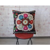 Schwarzes Suzani Kissen, 20x20 Kissenbezug, Besticktes Ethno Samt Floral Kissen/P-3756 von Pillow2Go