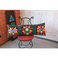 Schwarzes Suzani Kissenbezug, Schwarzes Samt Blumenkissen, Besticktes Lumbar Kissen, Florales Kissenbezug/13x38 P-3137 von Pillow2Go