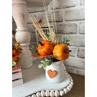 Herbst Gestuftes Tablett Mini Blumengesteck, Bauernhaus Weizengras Vase, Grün, Kürbis Dekor, Tier Tablett Floral von PinkLizzyDesigns