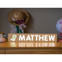 Dinosaurier Nachtlicht | Dino Liebhaber Baby Geschenk Kinderzimmer Name Light Kleinkind Spielzeug Geschenke Für Kinder Weihnachtsgeschenk von PlayWoodNamePuzzle