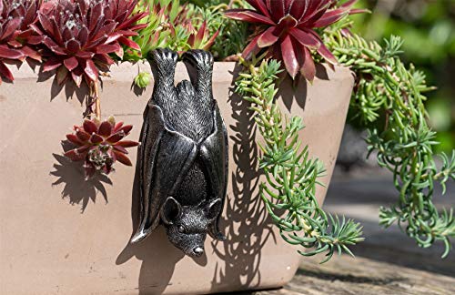 Pot Buddies Handgefertigte Fledermausfigur Pflanztopf Aufhänger – Dekorative hängende Gartendekoration – Blumen-Übertopf Figur Pot Buddies Handgefertigte Fledermausfigur Pflanztopf Aufhänger – Dekorative hängende Gartendekoration – Blumen-Übertopf Figur von Potty Feet