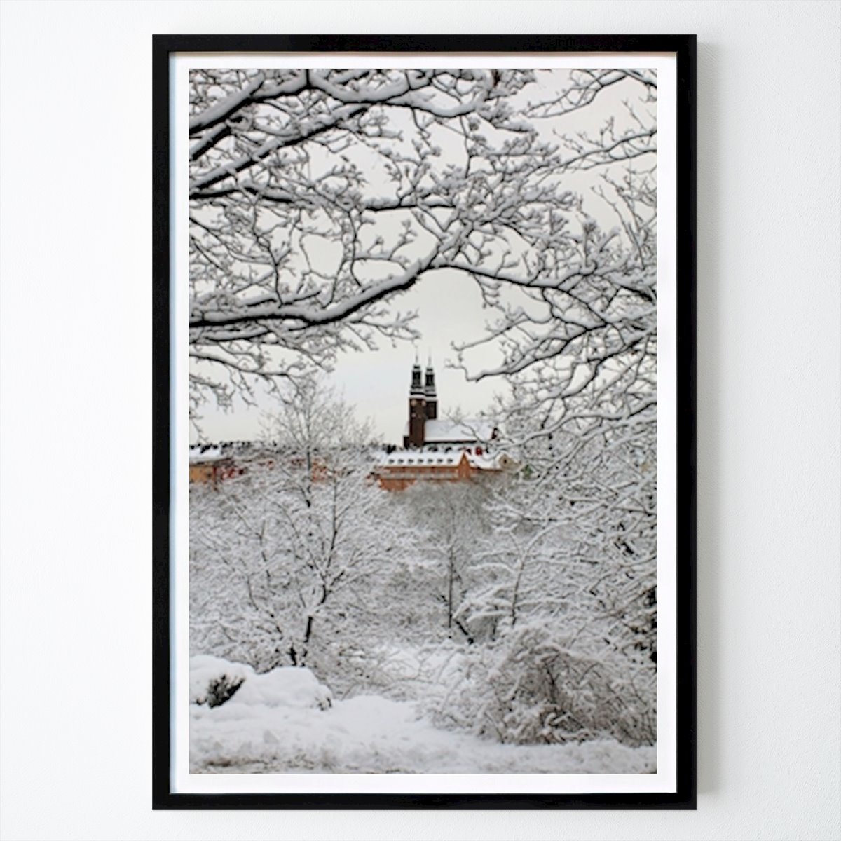 Poster: Högalid Kirche im Winter von Yuliia  Matiiasevych von Printler