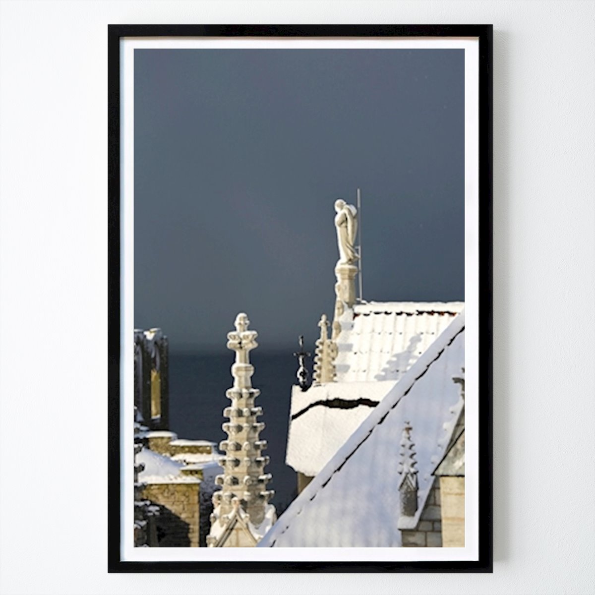 Poster: Visbys wachsamer Engel im Schnee von Maria Kristiansson von Printler
