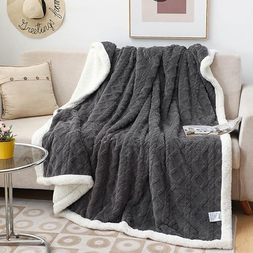 QOFLY Decke Sofa Kuscheldecke Grau - 150x200 cm Warm Sherpa Sofaüberwurf Decke, Dicke Sofadecke Couchdecke, XL Flauschige Wohndecke für Couch winterdecke von QOFLY