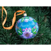 Personalisierter Weihnachtsbaumschmuck, Individuelle Baumkugel, Einzigartige Fee Blaue Blumenbaumkugel, Personalisierte Weihnachtsaufhängung von RainbowOnThePipe