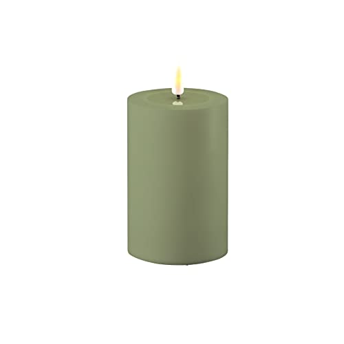 ReWu LED Kerze Deluxe Homeart, Outdoor LED Kerze (Kunststoff – Kein Echtwachs) mit realistischer Flamme, warmweißes Licht, Hitzebeständig für den Aussenbereich– (Staubiges Grün) von ReWu