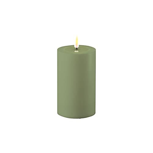 LED Kerze Deluxe Homeart, Outdoor LED Kerze (Kunststoff – Kein Echtwachs) mit realistischer Flamme, warmweißes Licht, Hitzebeständig für den Aussenbereich– (Staubiges Grün) von ReWu