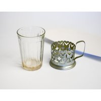 Vintage Glashalter Aus Silberfarbenem Metall, Mit Original Glas. Filigranes Dekor 1870-1970 von RetroBode