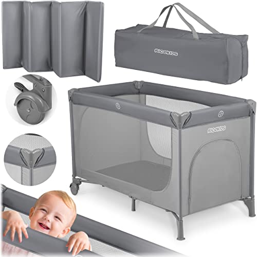 Ricokids Reisebett Kleinkinderbett, tragbar, Laufstall, 125x65x78cm, 15 kg Belastbarkeit, faltbar, Zwei Räder mit Bremsen, Abnehmbarer Seiteneingang, Matratze, Tasche, grau von Ricokids