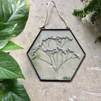 Getrocknete Wildblumen in Buntglasrahmen, Gepresste Wandbehang, Hexagon Floating Panel, Fenster Suncatcher, Muttertagsgeschenk von Roslynka