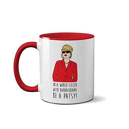 Keramiktasse mit Aufschrift "In a World Filled with Kardashians, Be a Patsy!" (roter Griff) von SMARTYPANTS