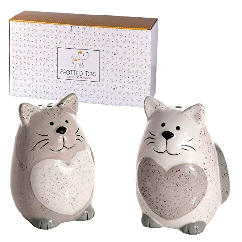 SPOTTED DOG GIFT COMPANY - Salz- und Pfefferstreuer im Katzen-Design - aus Keramik - Geschenk für Katzenliebhaber - Weißer und grauer Streuer mit Herz-Motiv - 2er-Set von SPOTTED DOG GIFT COMPANY
