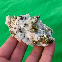 Lüster Pyrit Auf Transparent Nadelquarz , Sphalerit Und Calcit Aus Madan Bulgarien Gold Pyrit Mineral Kristall Mine N6913 von SarahCornerM