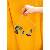 Glasmalerei-Fensterbehang Grün Ginkgo Biloba Blatt Zweig Suncatcher Geschenk Valentinstag Dekor Kunst Wand Pflanzendekoration von ScloGlassStudio