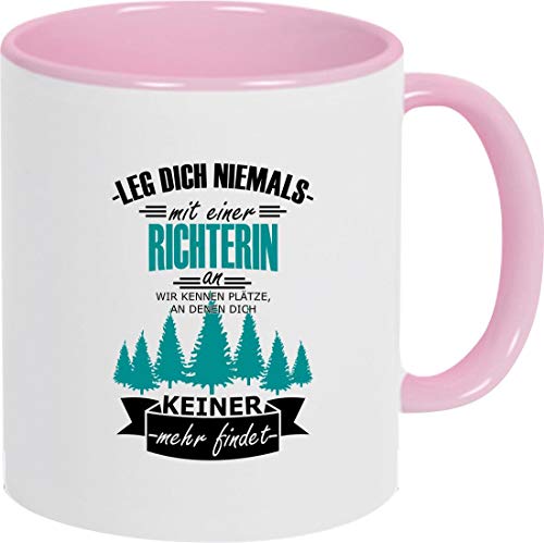 Tasse Kaffeepott Kaffeetasse Leg Dich Nicht mit einer Richterin an, wir kennen Plätze, an dennen dich keiner mehr findet, Rosa von ShirtInStyle